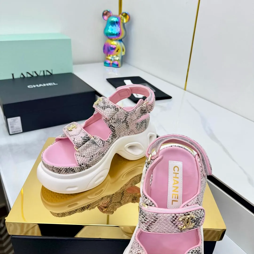 👟👟Ex-factory price 680👟👟 Top version... Chanel｜Chanel Xiaoxiang Velcro Beach Slippers Slippers Casual Beach Shoes 25ss Spring and Summer New Style! Beach shoes are a hit all over the internet! The latest model from the counter, I am still willing to buy it on my feet. It must be ranked among the most popular models. It is invincible in all seasons. Various bloggers and Internet celebrities can see the matching styles. Highly recommended. Pearlescent sheepskin upper, sheepskin lining, suede for feet. Original open-molded TPU outsole size: 35-40 (customized for 40 and 41). Full set of original packaging 👉 👉 👉 👉 👉